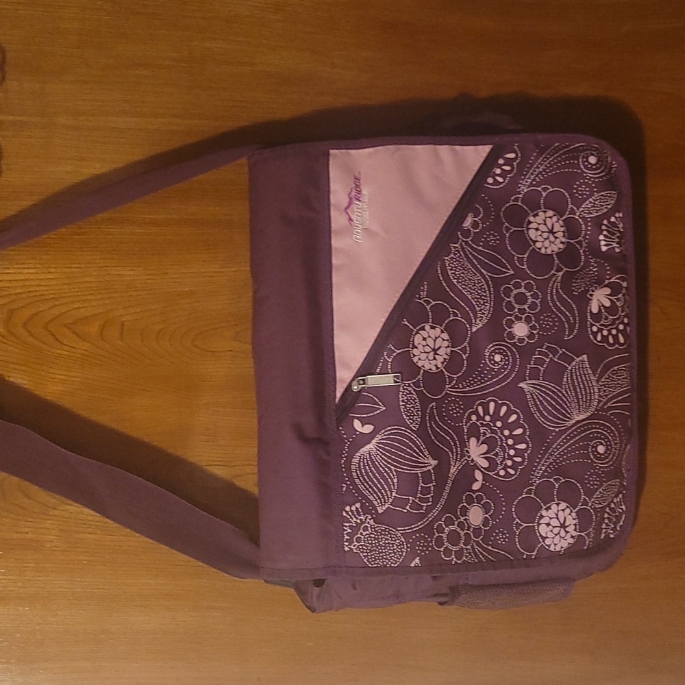 Adventure Ridge Essentials Messener Laptop Bag